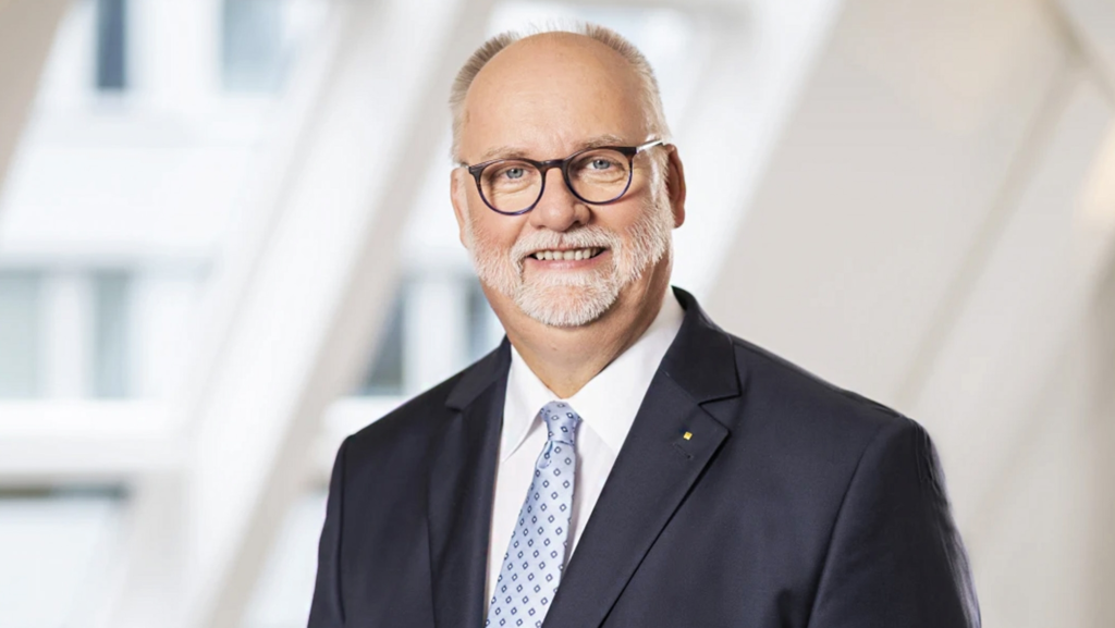 Presidente del ADAC propone subir precio de la gasolina y bajar el de la luz para impulsar electromovilidad