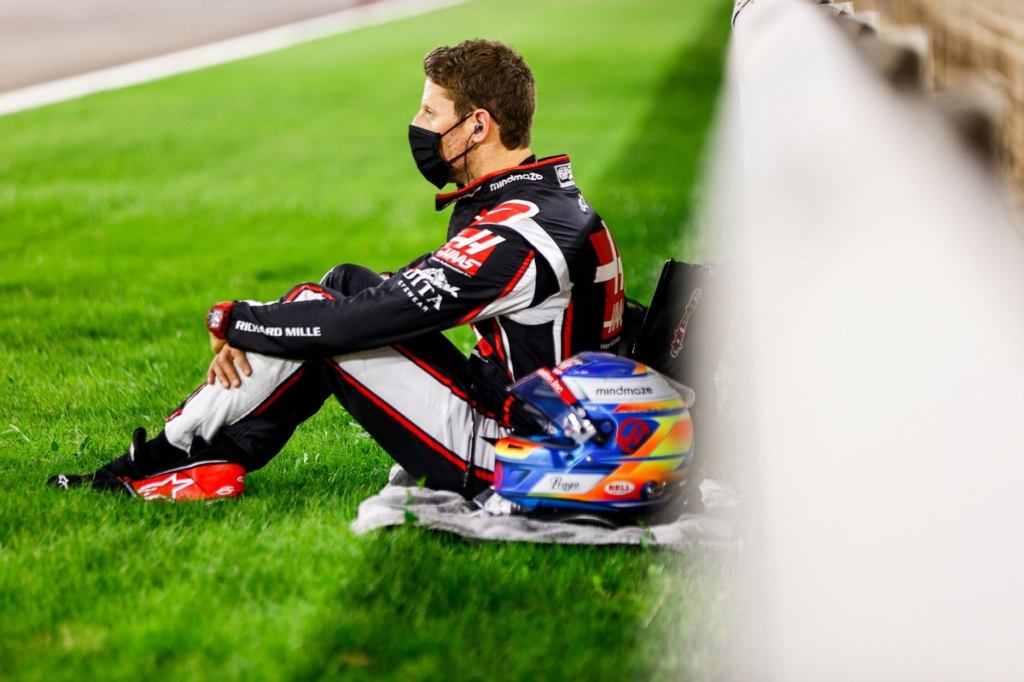 Romain Grosjean muestra a sus hijos el casco del accidente en Bahréin 2020