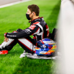 Romain Grosjean muestra a sus hijos el casco del accidente en Bahréin 2020