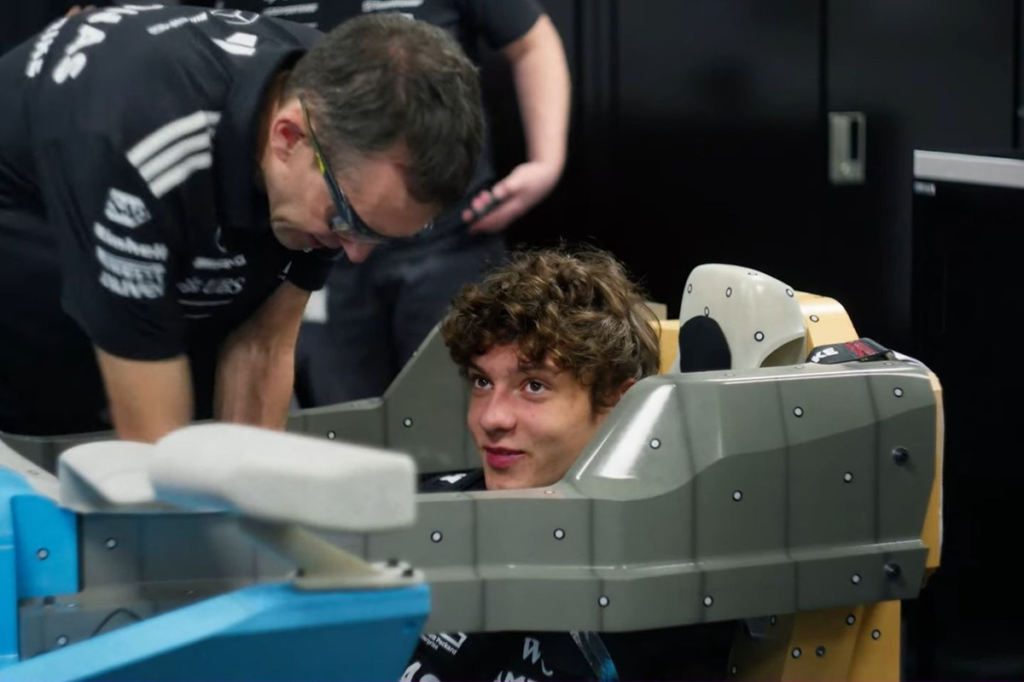 Andrea Kimi Antonelli prueba el asiento del Mercedes W17 para la Fórmula 1 2026