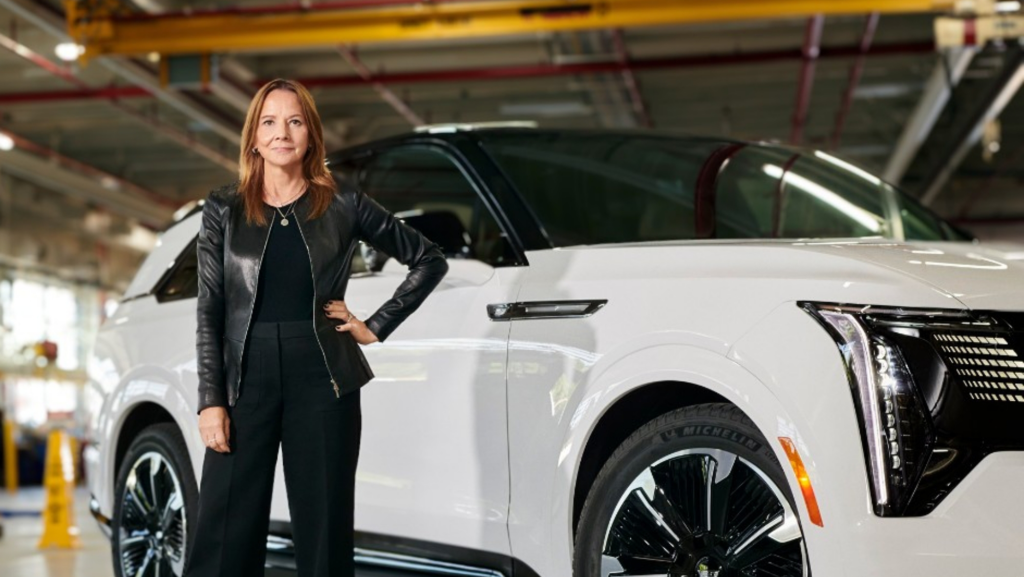 Tras recortar 6.000 millones, Mary Barra, CEO de GM, asegura que los coches eléctricos siguen siendo el ‘juego final’