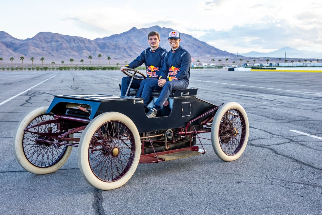 Max Verstappen y Arvid Lindblad compiten con 12 modelos históricos de Ford