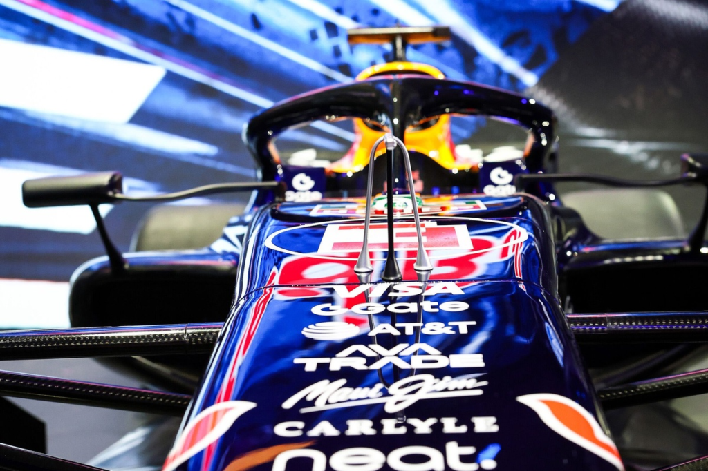 Red Bull Racing presenta el RB22 con azul eléctrico como color principal para 2026