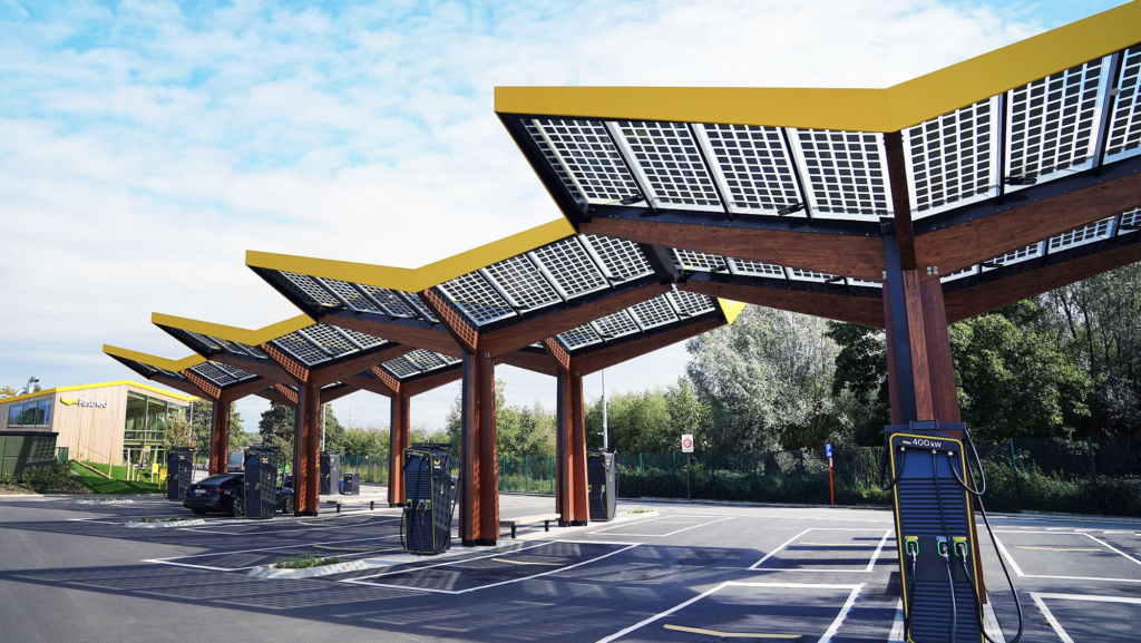 Esta empresa de estaciones de carga rápida (que ya opera en España) se declara 'líder de crecimiento' en Europa