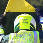La Guardia Civil puede utilizar banderas de color rojo, amarillo o verde y esto es lo que debes hacer para que no te multen