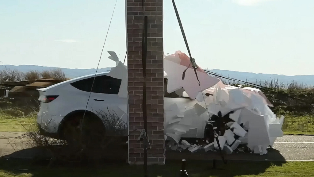 El Autopilot de Tesla la lía: confunde una pared falsa y acaba atravesándola a toda velocidad