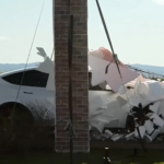 El Autopilot de Tesla la lía: confunde una pared falsa y acaba atravesándola a toda velocidad