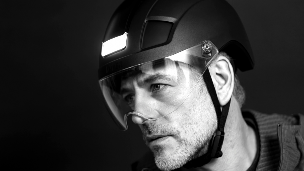 Un casco específico para bicicletas eléctricas, al nivel de los destinados a las motos, sale al mercado por 249,99 €