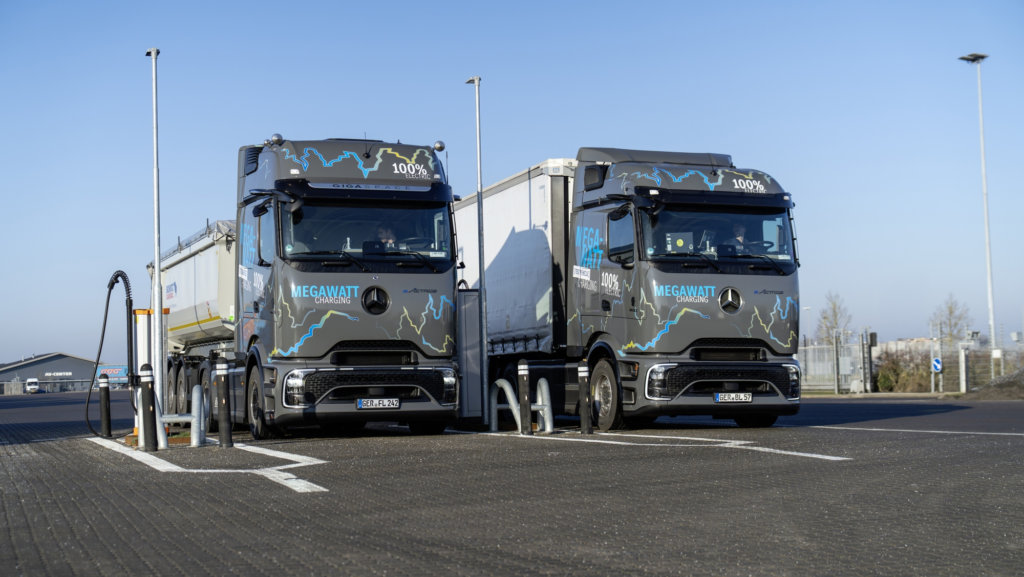 Pesan hasta 44 toneladas y cargan del 20% al 80% en 30 minutos: Mercedes-Benz está haciendo pruebas de 2.400 km en sus camiones eléctricos