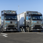 Pesan hasta 44 toneladas y cargan del 20% al 80% en 30 minutos: Mercedes-Benz está haciendo pruebas de 2.400 km en sus camiones eléctricos