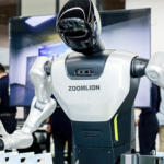 En 12 fábricas y 300 líneas, esta empresa china construye 6 excavadoras por minuto usando robots con aspecto humano