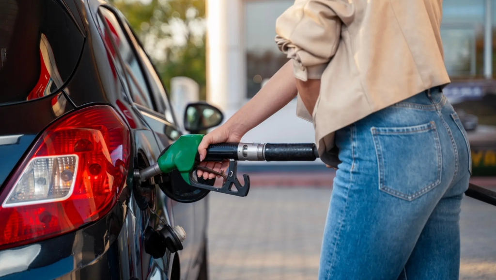 Las cuentas no fallan: tener un coche de gasolina ya es un 25% más caro que uno eléctrico