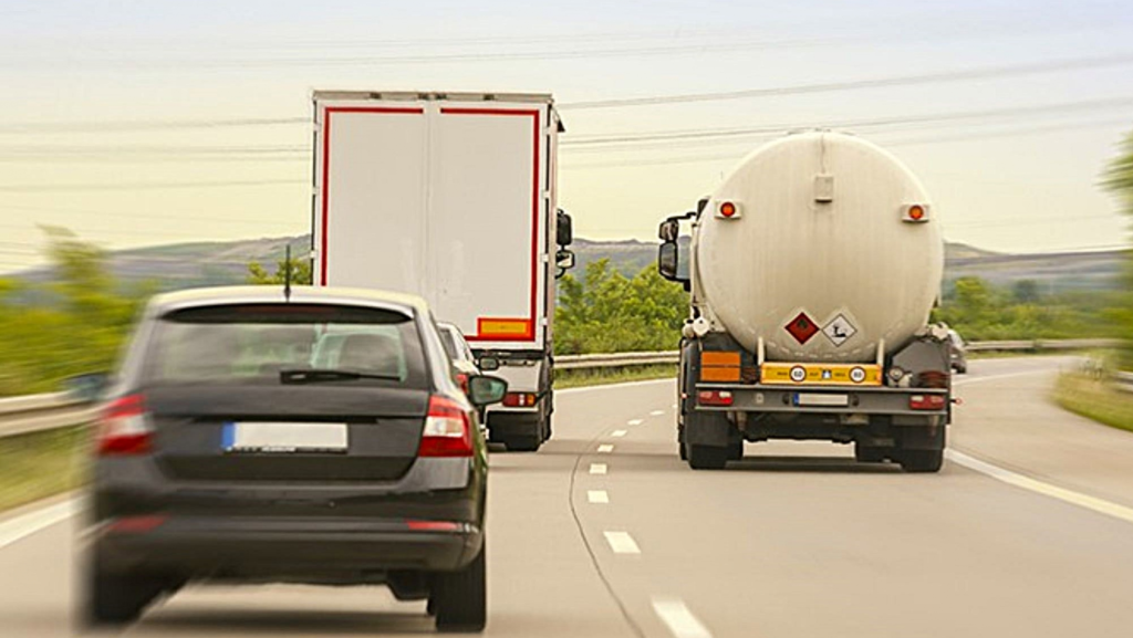 La DGT podrá prohibir a los conductores adelantar a los camiones en varias carreteras de España