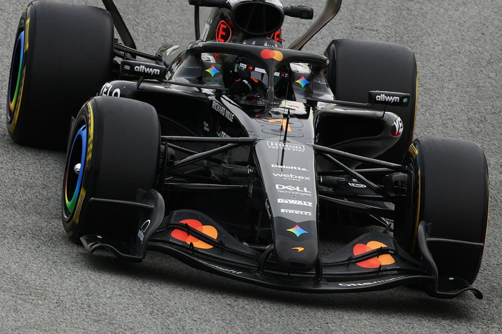 Lando Norris prueba el McLaren MCL40 con el número uno en Barcelona