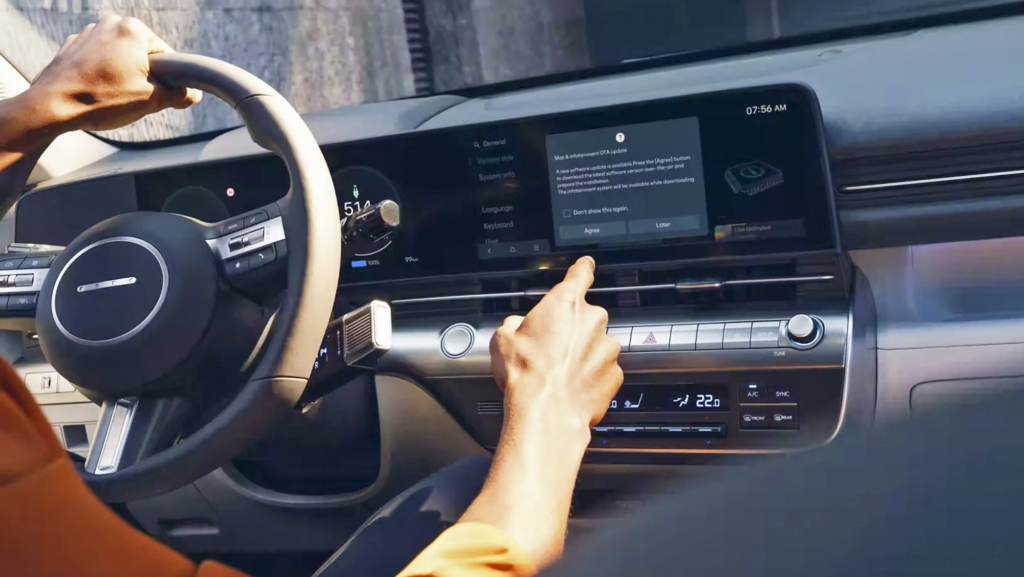 Las pantallas de los coches distraen mucho más a los conductores que un botón físico, según un estudio