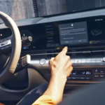 Las pantallas de los coches distraen mucho más a los conductores que un botón físico, según un estudio