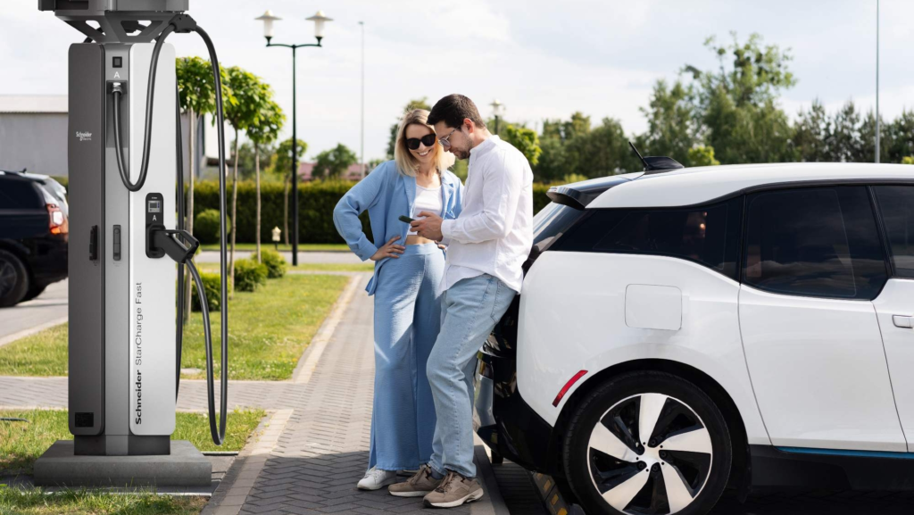 Así es StarCharge Fast 720, el nuevo sistema de Schneider Electric que puede cargar 12 coches eléctricos a la vez