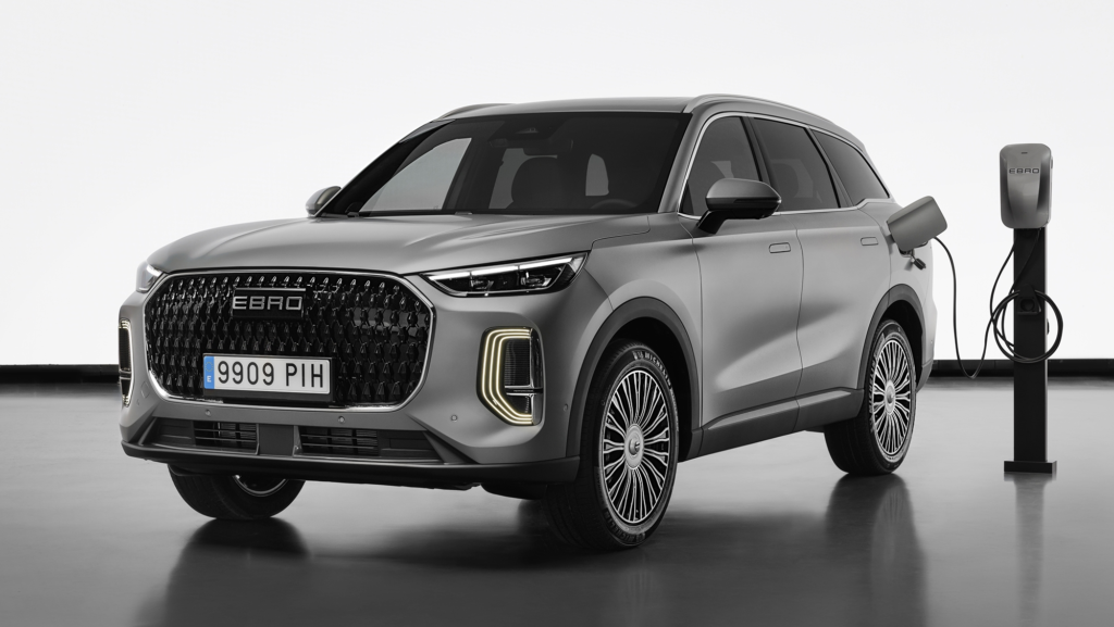 EBRO S900 PHEV: El SUV híbrido enchufable de 7 plazas con 140 km de autonomía eléctrica