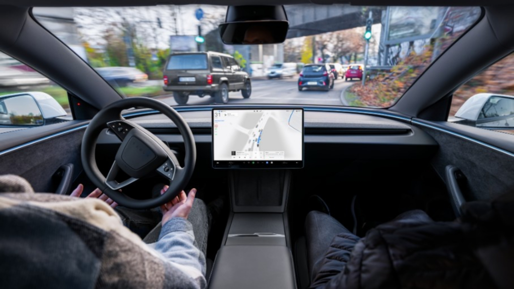 El dato que Elon Musk ocultaba: Tesla confiesa el número real de usuarios de su conducción autónoma