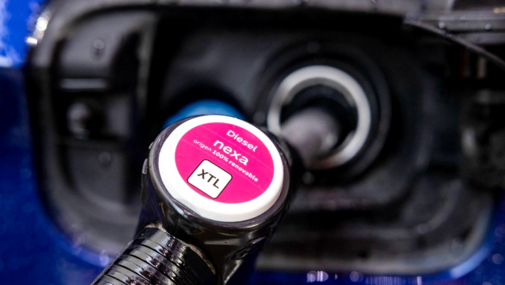 El combustible 'rosa' que podemos encontrar en algunas gasolineras al ir a repostar. ¿Qué es, para qué sirve y qué coches pueden usarlo?