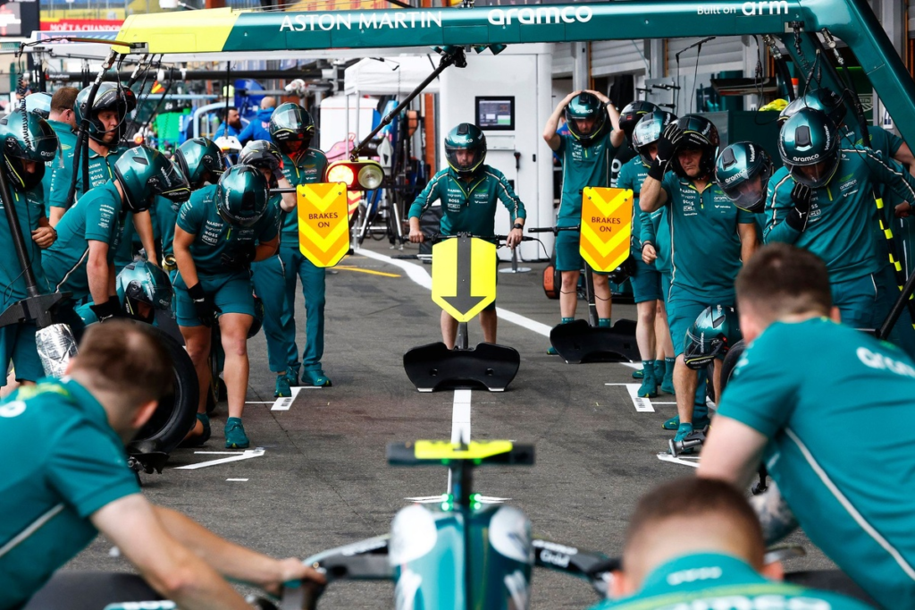 Este es el mecánico con el trabajo más estresante del pitlane de la F1 #F1 #FVDigital