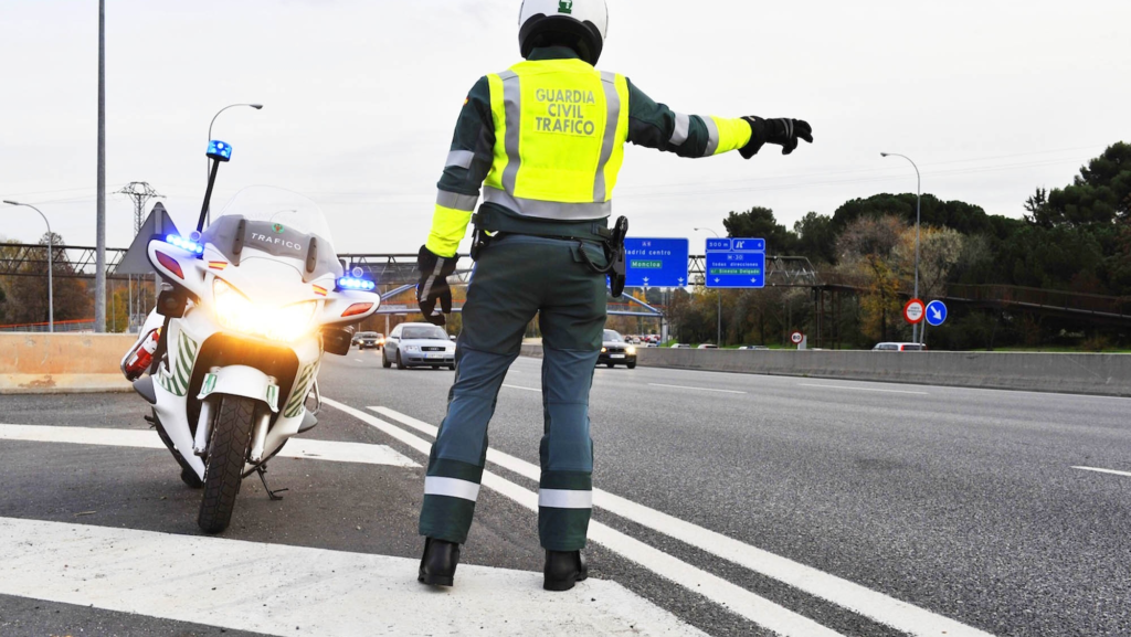 Si la Guardia Civil te sanciona por exceso de velocidad, nunca intentes hacer esta 'tontería': la multa se convertirá en un delito