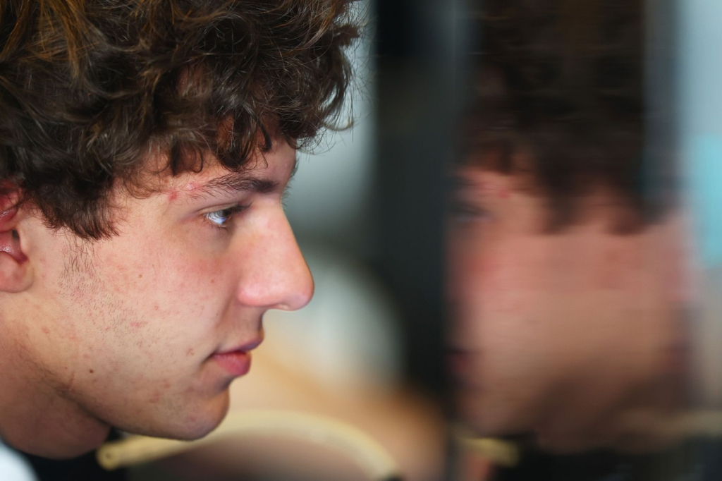 Kimi Antonelli estrella su increíble Mercedes en un accidente de tráfico #F1 #FVDigital