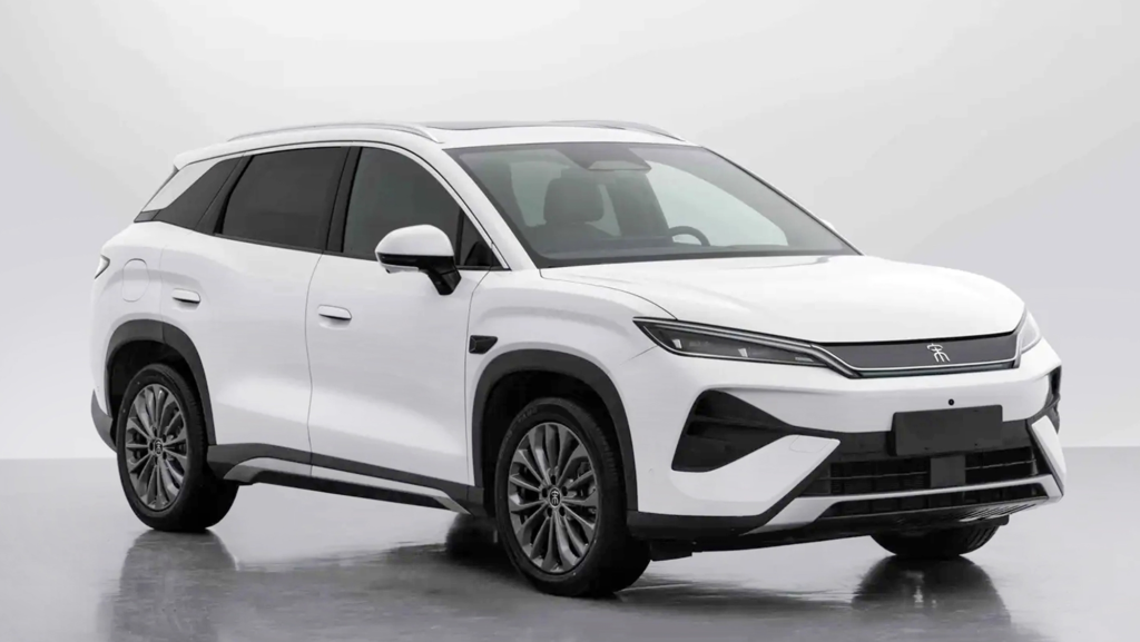 Con 4,8 metros de largo, el nuevo BYD eléctrico promete hasta 710 km de autonomía por menos de 30.000€