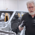 Después de desmontar dos motores eléctricos, este mecánico analiza el trabajo de dos marcas con filosofías opuestas