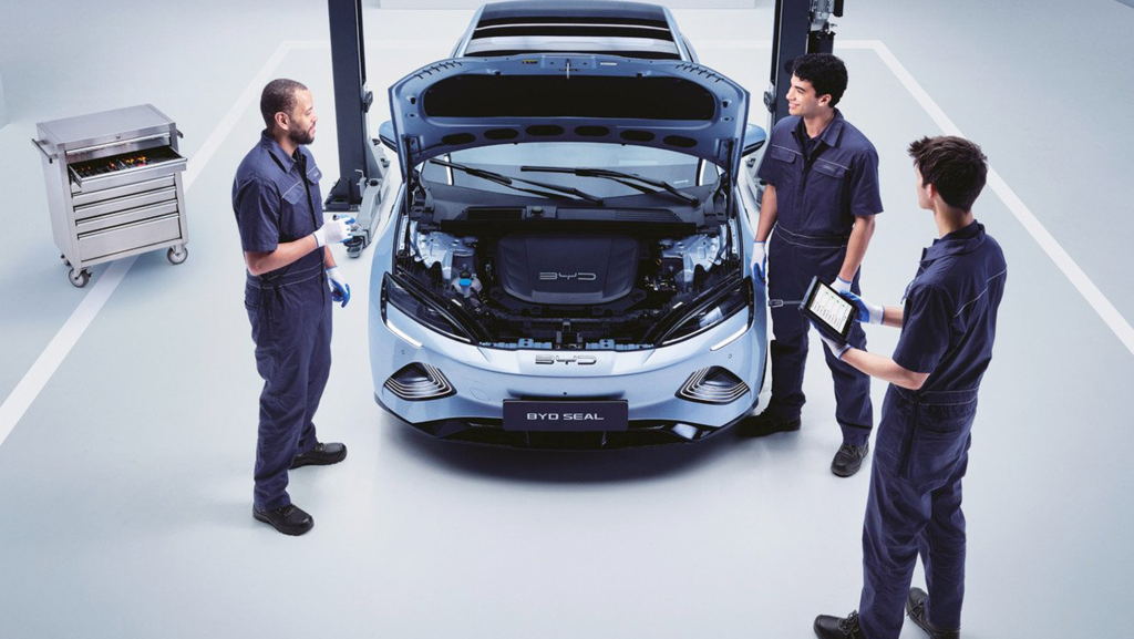 Para cuando estos coches chinos llegaron a talleres y desguaces, los fabricantes tradicionales ya se habían dado cuenta del potencial al que se enfrentaban