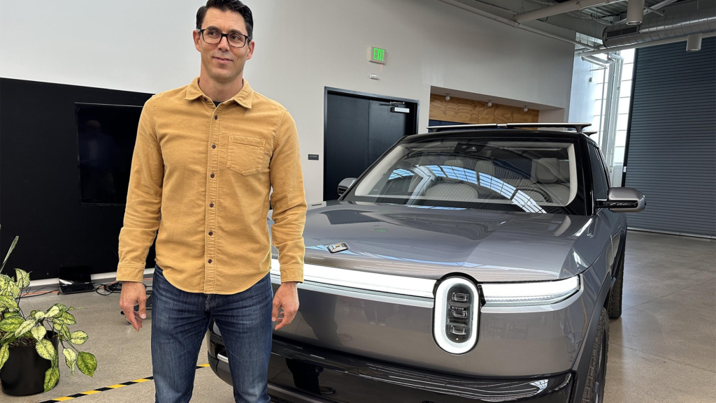 Curiosamente, el CEO de Rivian, RJ Scaringe, defiende que los coches eléctricos no reciban ayudas a la compra, cuando supuestamente debería apoyarlas