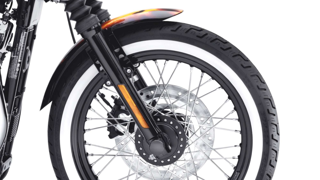 Este es el origen, muy poco 'romántico', del detalle más retro de algunas motos: la banda blanca en la cubierta de las ruedas