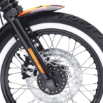 Este es el origen, muy poco 'romántico', del detalle más retro de algunas motos: la banda blanca en la cubierta de las ruedas