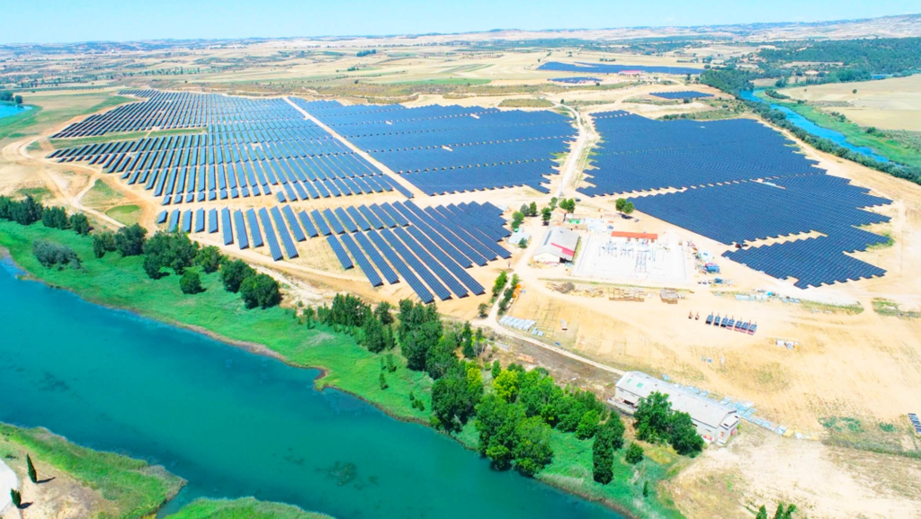 Cerca de Madrid, los 126 MW de 3 plantas fotovoltaicas producen 221.000.000 kWh respetando el pastoreo de ovejas y el cultivo autóctono