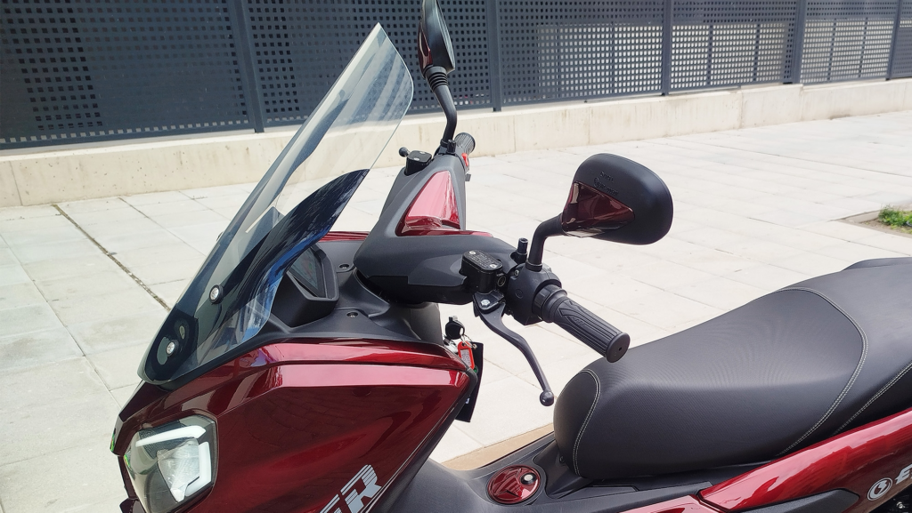 Probamos este scooter que gasta 0,6 €/100 km, con 250 km de autonomía gracias a una batería CATL, y que vende una marca española