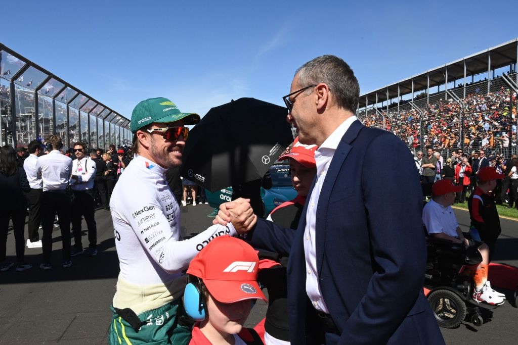 El CEO de la F1 descarta la retirada de Alonso y Hamilton en 2026: “Son gigantes” #F1 #FVDigital