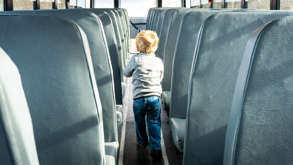 Pillado con 49 niños a bordo: da 0,67 mg/l en el test de alcoholemia y la Guardia Civil inmoviliza el autobús escolar