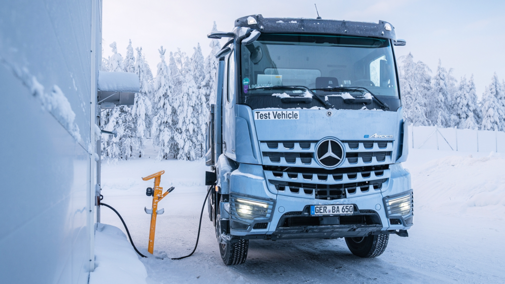 Sobre el Círculo Polar ártico, el camión eléctrico de Mercedes destinado al tráfico urbano supera los test a -20ºC
