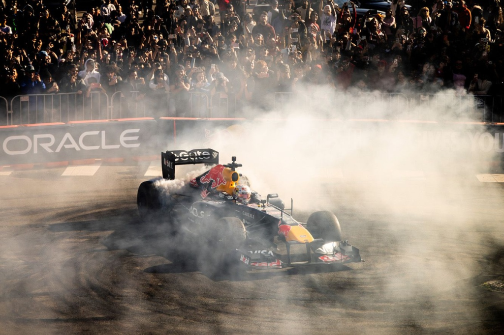 El Red Bull RB7 de Tsunoda se incendia durante una demostración #F1 #FVDigital
