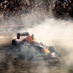 El Red Bull RB7 de Tsunoda se incendia durante una demostración #F1 #FVDigital