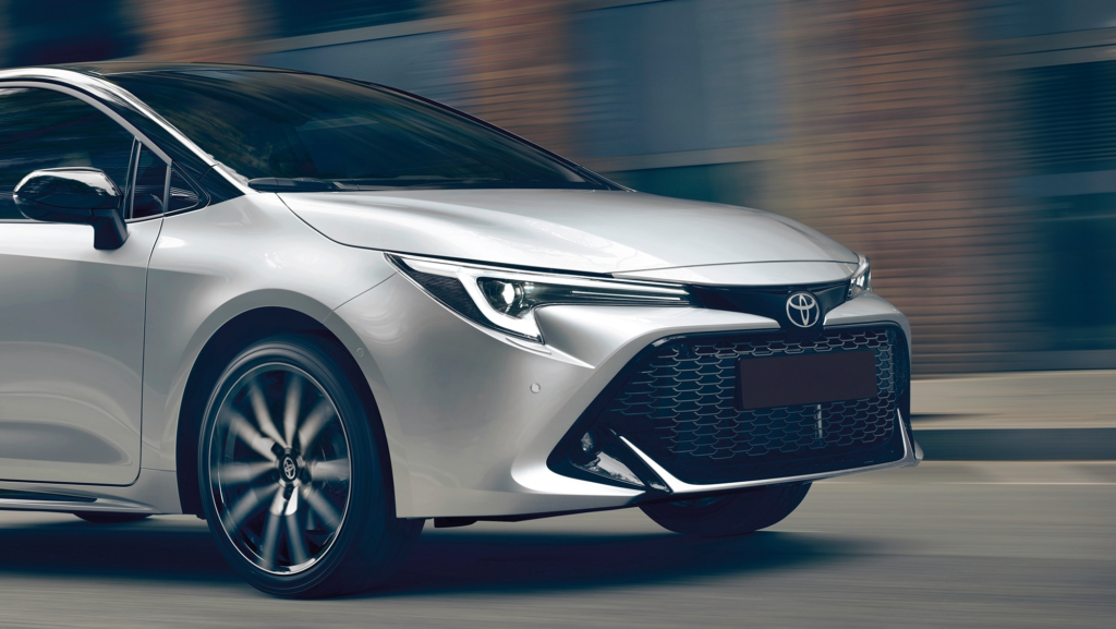 El rey de los coches híbridos en España no es un SUV, pero sí es un Toyota que sólo gasta 4 L/100 km y es accesible