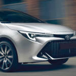 El rey de los coches híbridos en España no es un SUV, pero sí es un Toyota que sólo gasta 4 L/100 km y es accesible