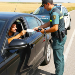 Aunque lleves la baliza V16 homologada por la DGT en la guantera, si tu coche no tiene este importante documento, la multa puede llegar a 500 €