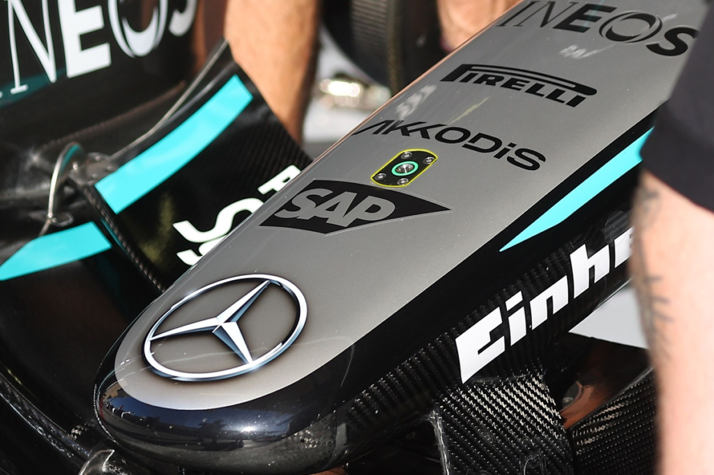 Un orificio en el morro crea una nueva forma de ajustar el alerón delantero #F1 #FVDigital