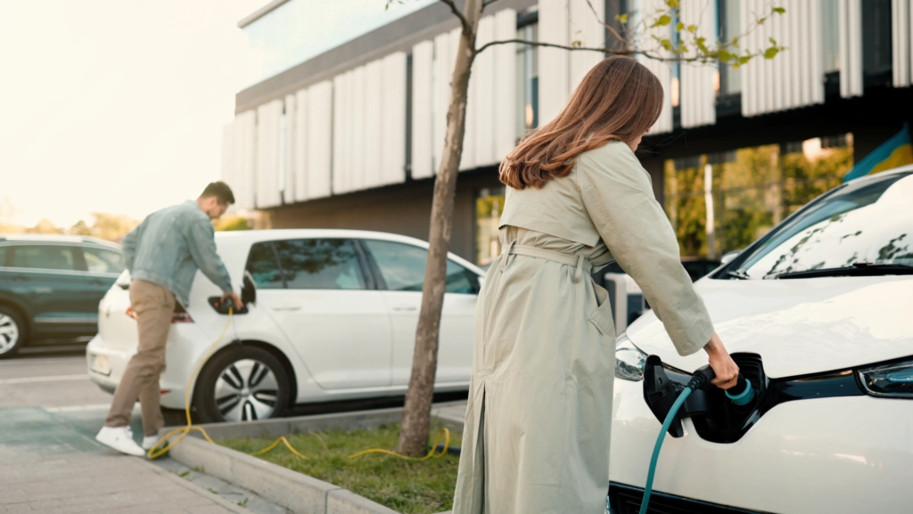 Las ayudas al coche eléctrico e híbrido enchufable no despegan: el Congreso tumba una de las medidas más importantes