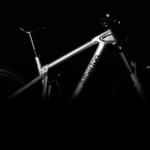 Un bicicleta elećtrica hecha de tubos y racores de aluminio llega al mercado con el motor más potente que existe