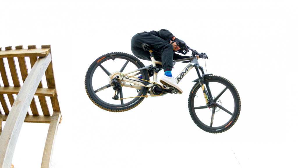 Uno de los 'riders' más famosos de España elige una bicicleta eléctrica para realizar sus aventuras