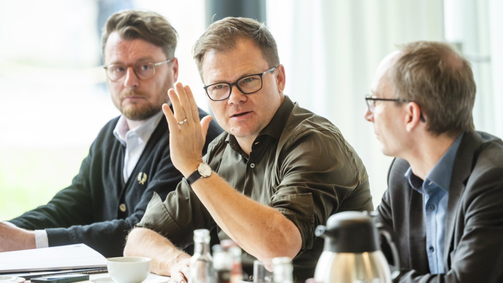 Carsten Schneider, ministro alemán, avisa: los coches eléctricos y las renovables "son energías de seguridad" para Europa