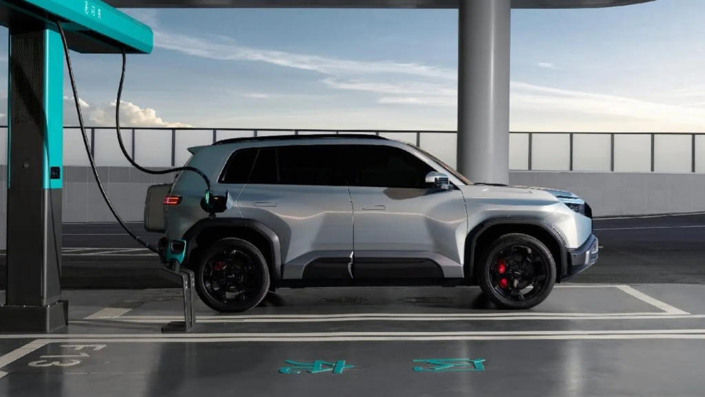 Tras vender 300.000 coches en 27 meses, BYD mejora sus propios Land Rover capaces de cargar sus baterías en 9 minutos