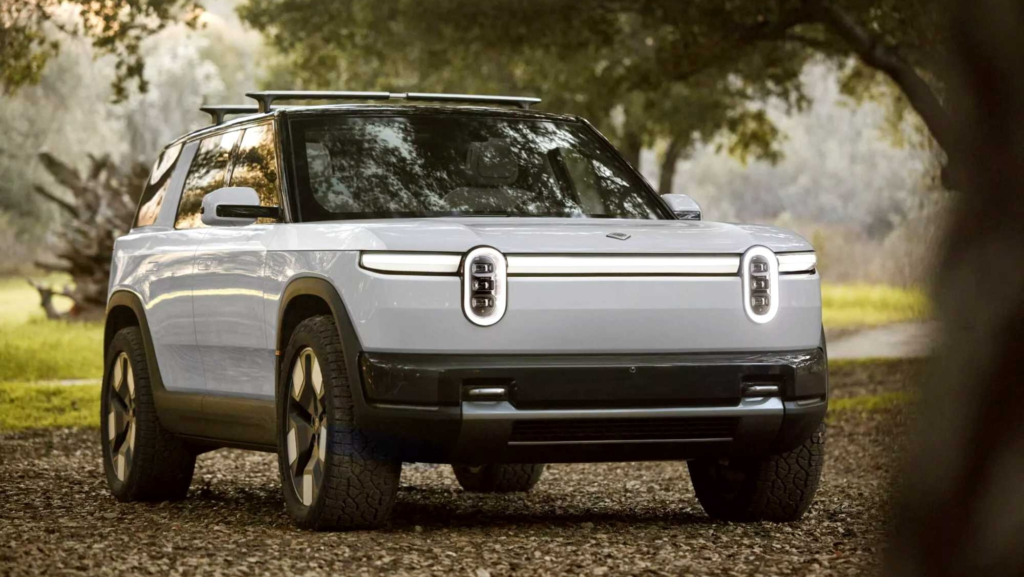 Se filtra el coche eléctrico 'barato' de Rivian: un SUV de 4,72 m y 813 l de maletero con 656 CV y 531 km de autonomía